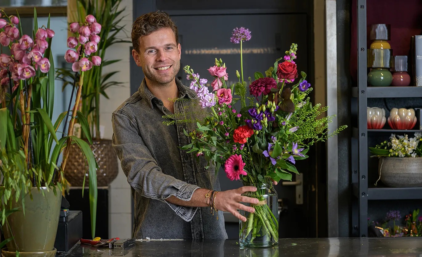 stefan met het maandboeket van februari